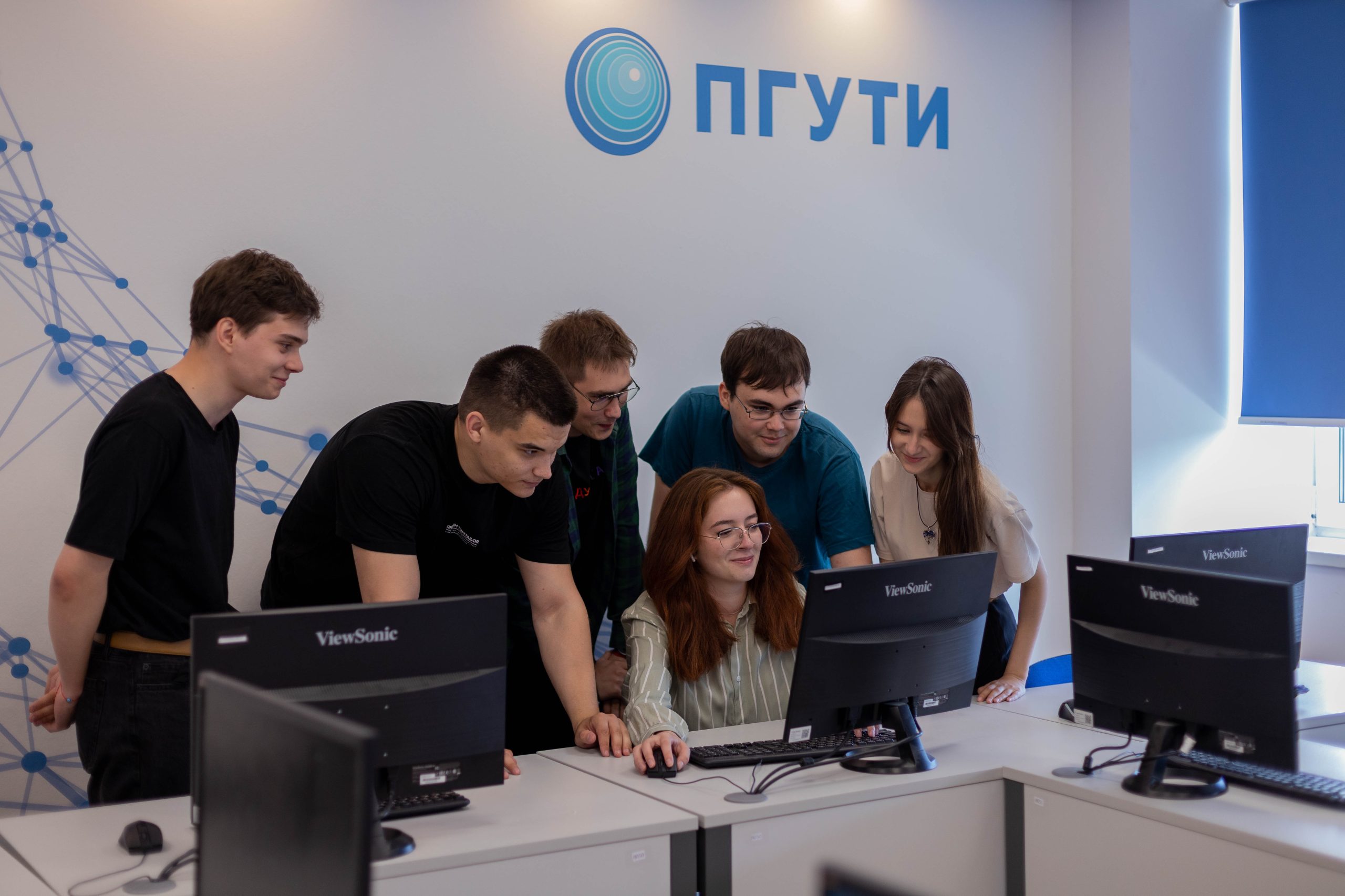 Кадры на перспективу: показываем, как студенты создают проекты с ИИ в лаборатории ПГУТИ