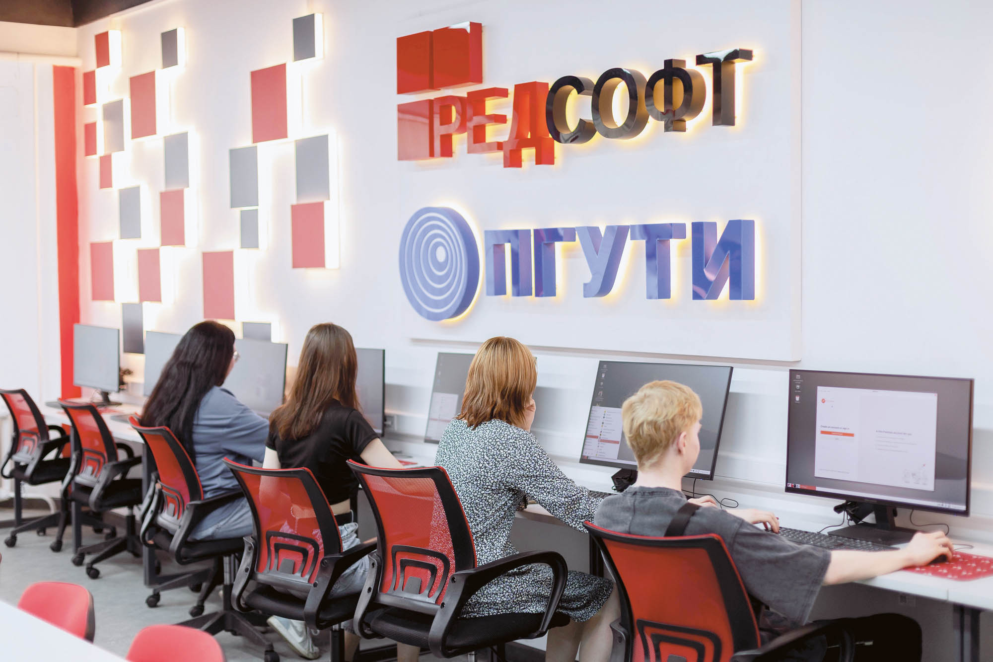 Мотивирующая атмосфера: как выглядит ИТ-лаборатория «РЕД СОФТ»
